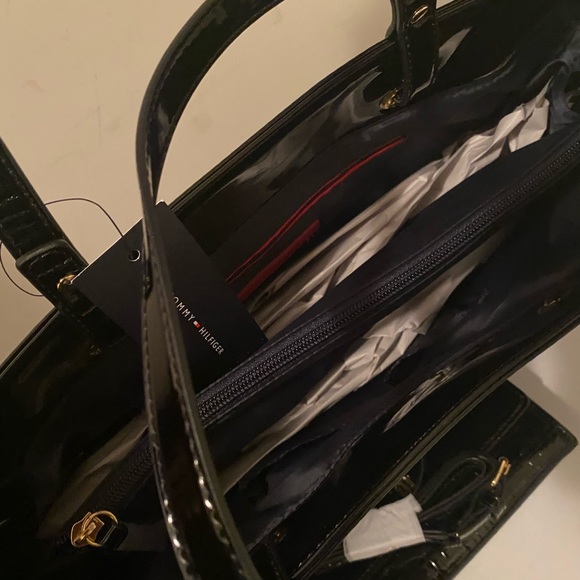 New Tommy Hilfiger Patent Medium Tote/ Wallet - Picture 3 of 8